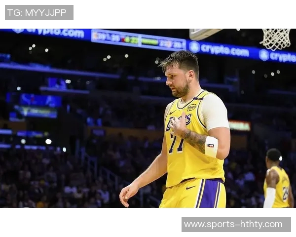 东契奇无奈摊手斯玛特遭大帽瞬间引发全场惊呼